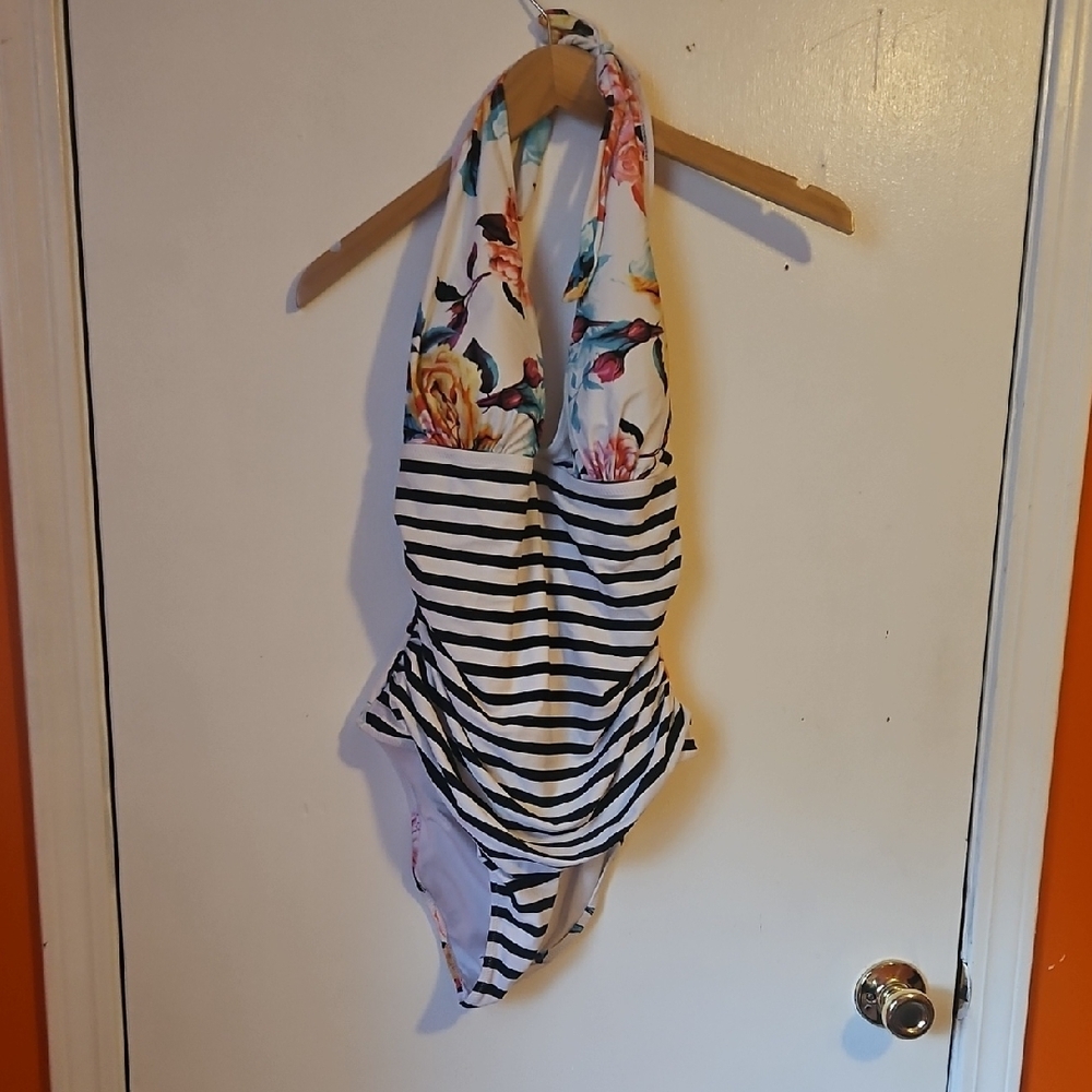 Cupshe White and Black One Piece Swimwear